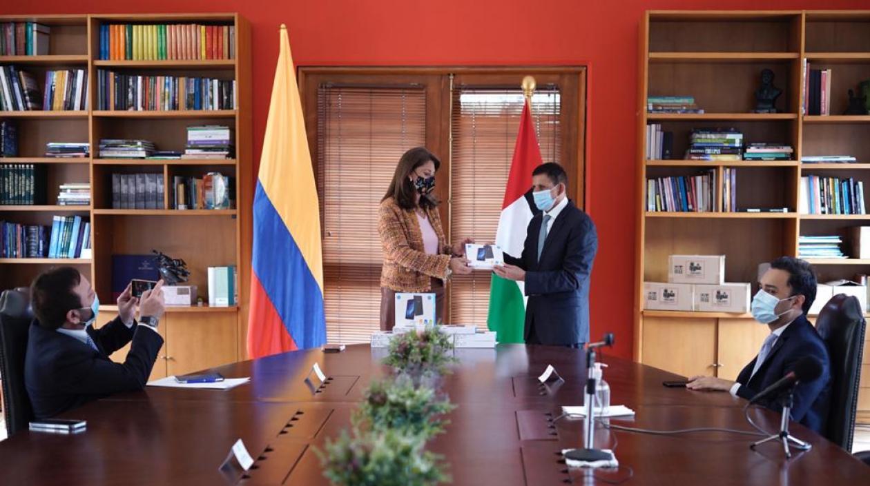 Vicepresidenta recibe los equipos de comunicación.