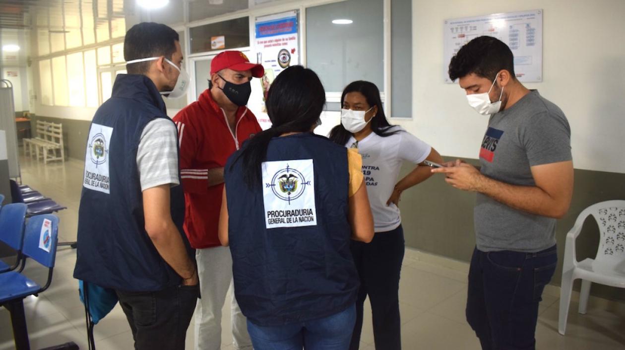 Funcionarios de la Procuraduría verificando el proceso en Galapa.