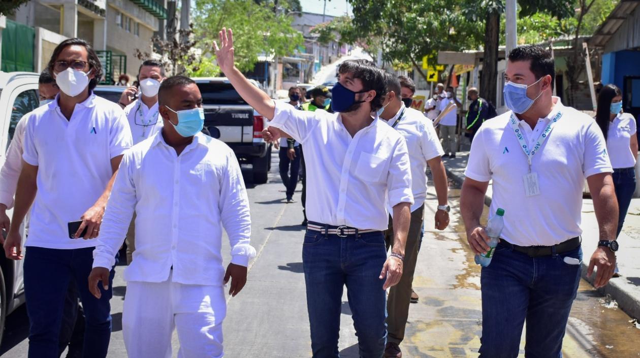 El Alcalde Pumarejo y el gerente de Air-e, Jhon Toro (derecha).