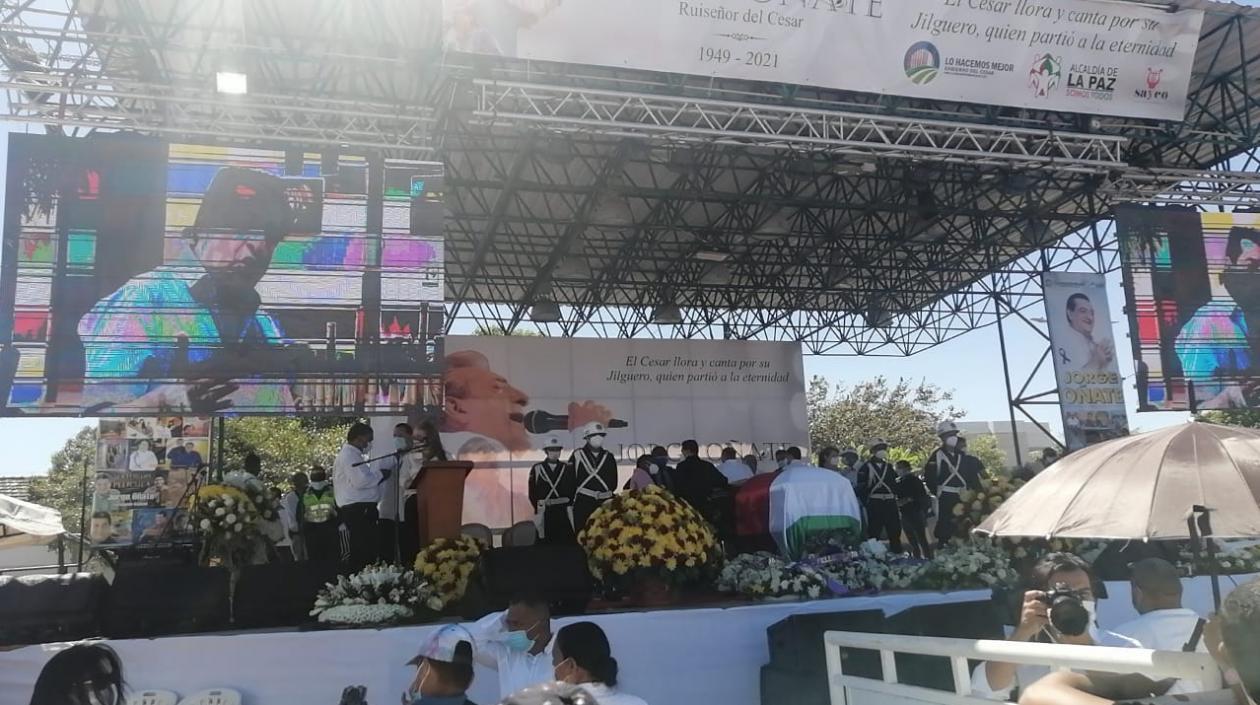 El féretro de Jorge Oñate en la tarima.