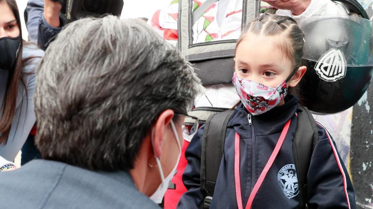 La alcaldesa Claudia López acompañó el regreso a clases del segundo grupo de colegios en Bogotá.