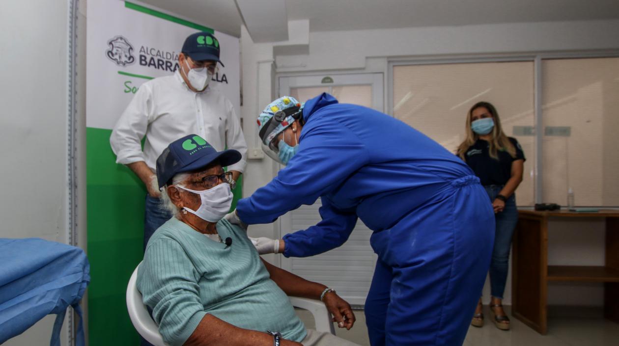 Susana Espitia al momento de ser vacunada.