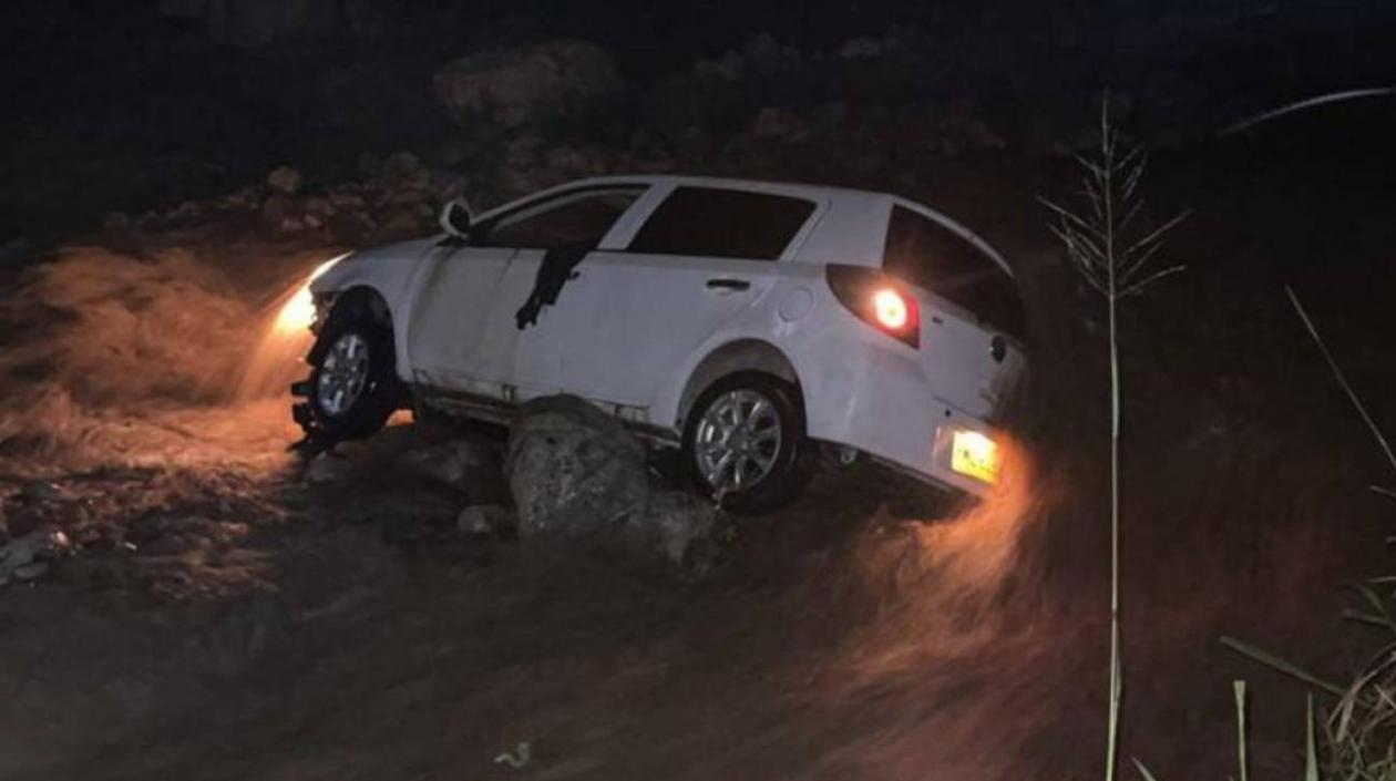Así quedó el vehículo tras ser arrastrado por la corriente.