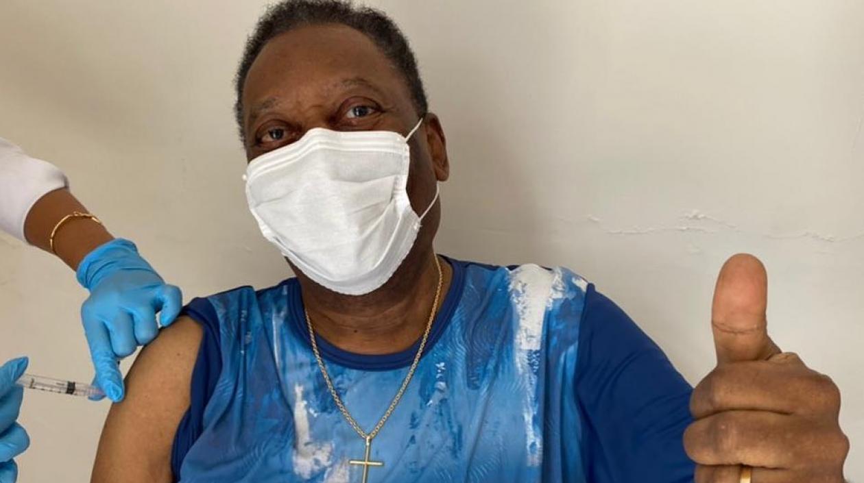 Pelé en el momento en que se aplicó la vacuna. 