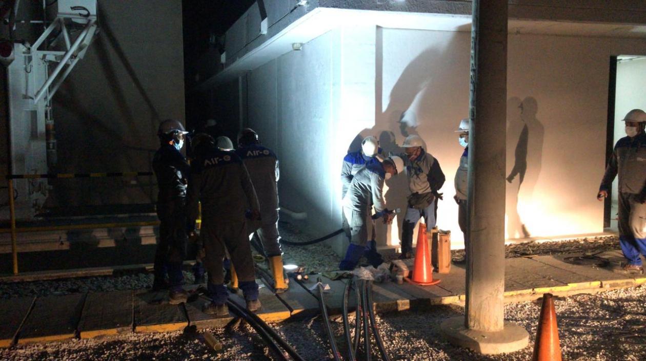 Técnicos de Air-e trabajan para superar la emergencia.