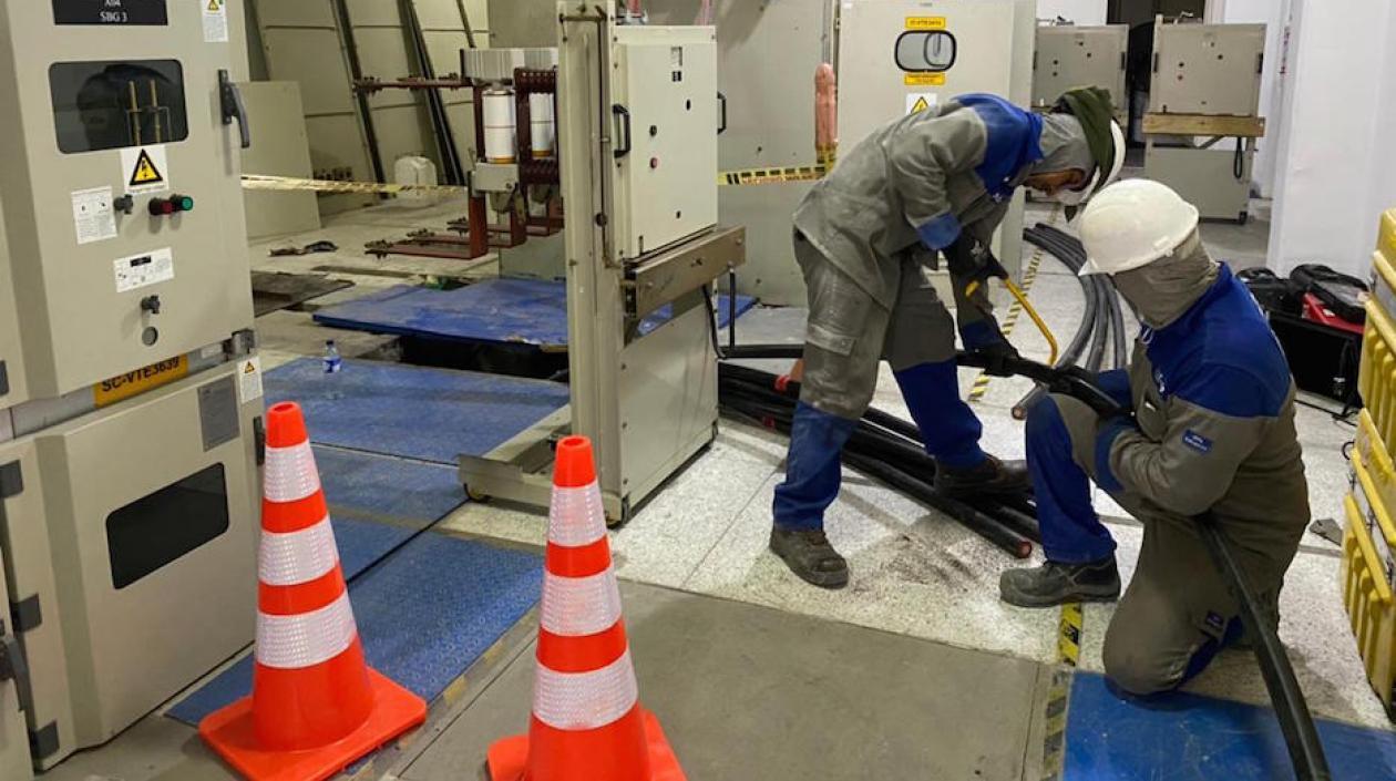 Técnicos trabajando en la subestación 20 de Julio.
