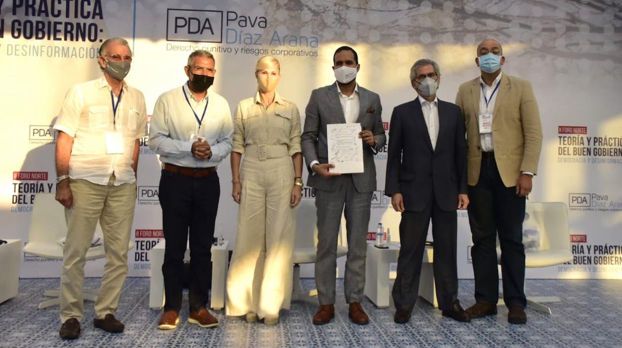 Los precandidatos tras la firma del pacto.