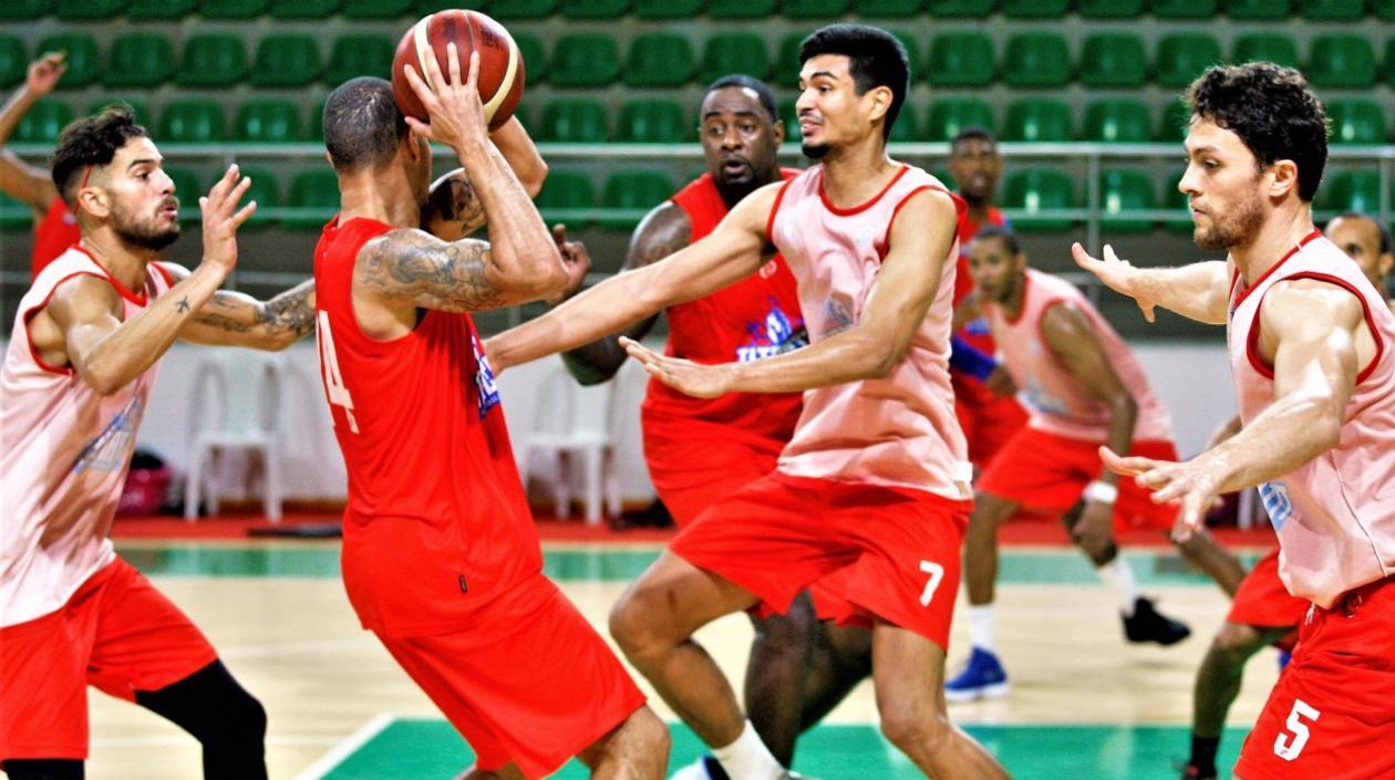 Jonathan Rodríguez enfrenta la marca de Selem Safar, Yildon Mendoza y Gianluca Bacci, ante la mirada de Antonio Peña. 