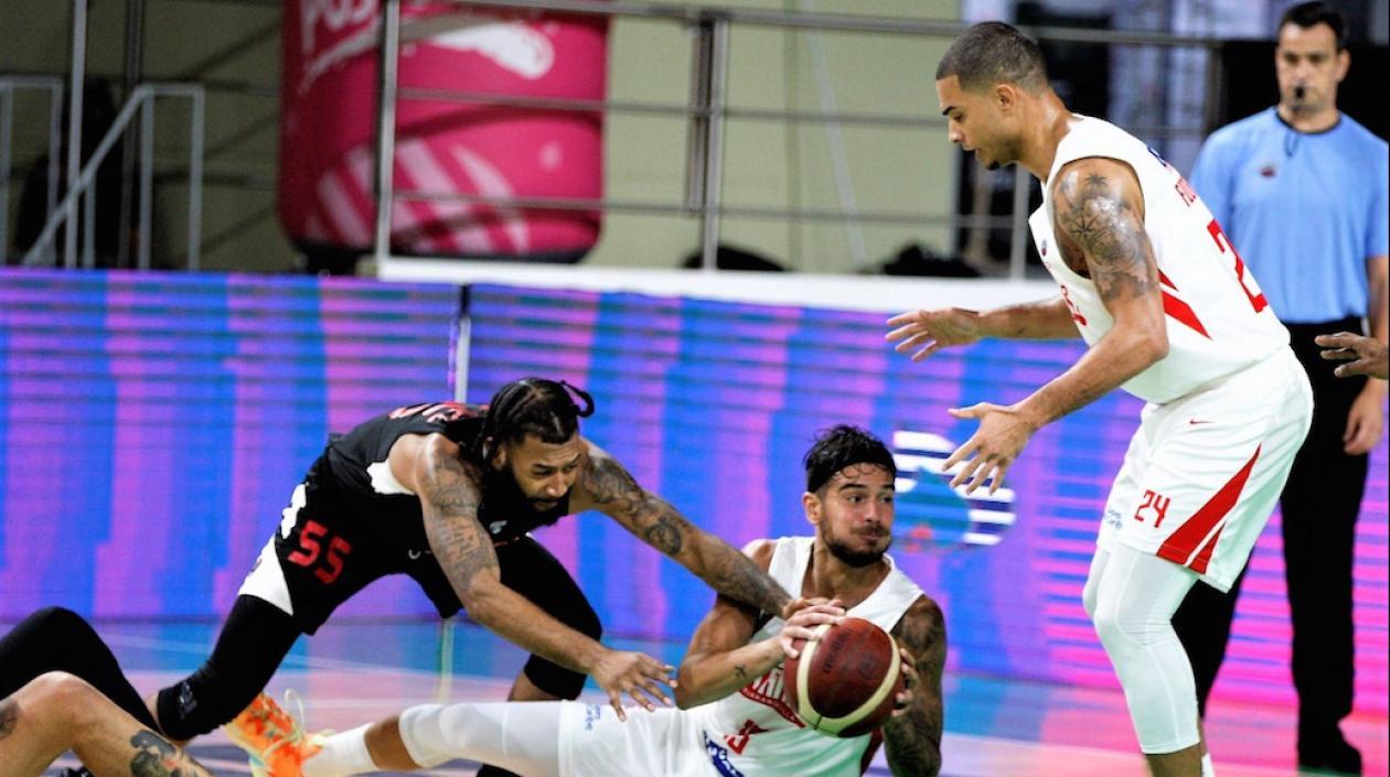 Salem Safar trata de sacar el balón para Jonathan Rodríguez.