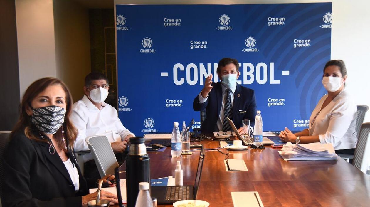 Alejandro Domínguez preside una reunión de la Conmebol. 