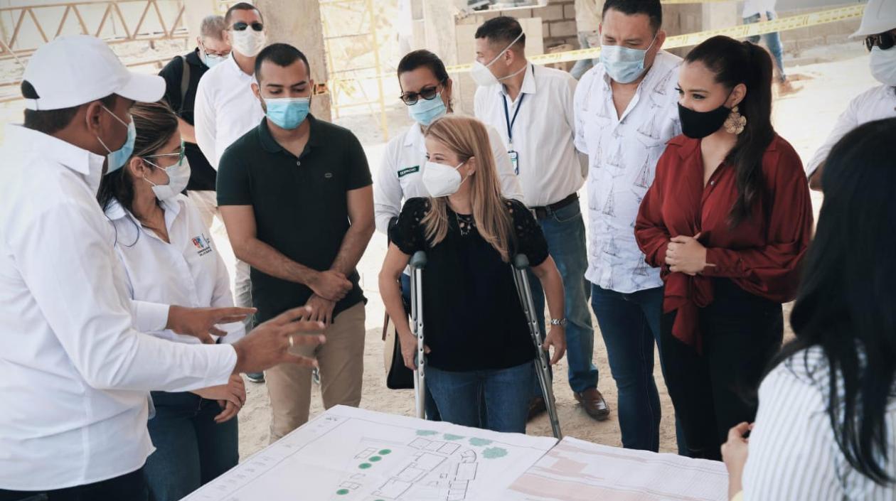 Gobernadora inspeccionando nodo del Sena en Soledad