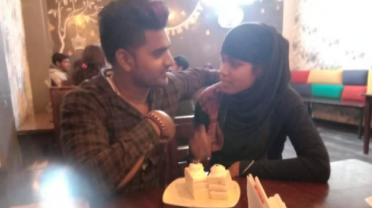 La joven asesinada por su padre (derecha).