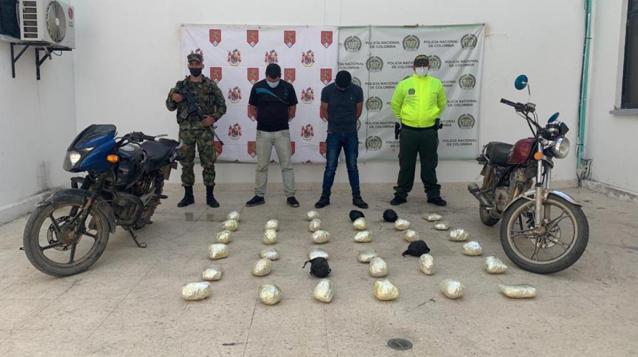 Efraín Santiago Ortega y Miguel Antonio Santiago Ortega con la droga incautada. 
