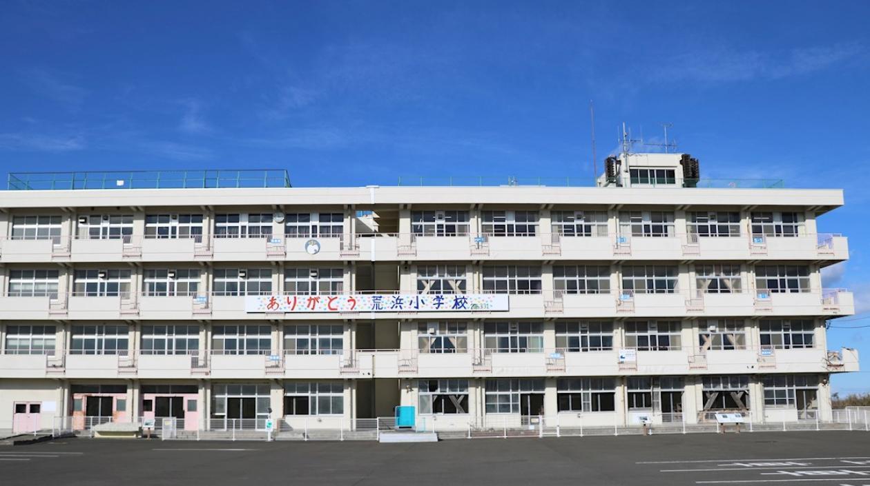 Exterior del colegio de Arahama, en Sendai que sirvió de refugio para salvar a 320 alumnos durante el tsunami que barrió el noreste de Japón en 2011.