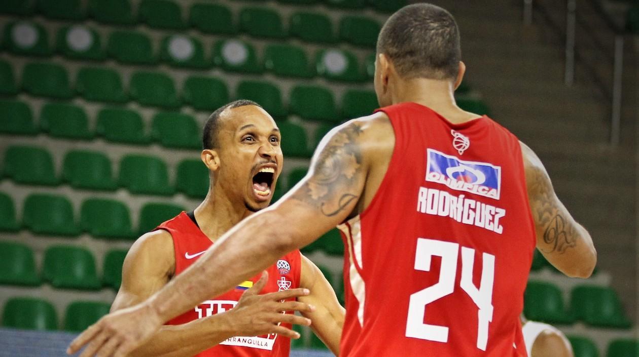 Adris De León celebra con Jonathan Rodríguez. 