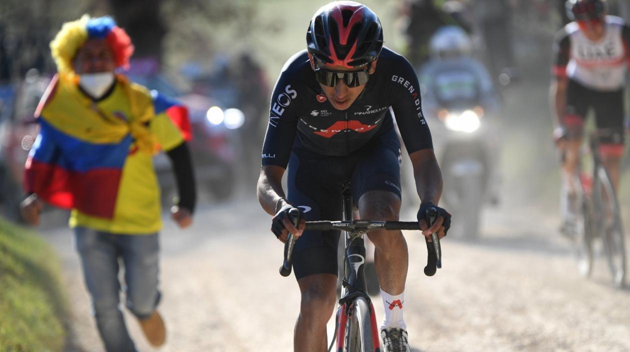 Egan Bernal durante la Strade Bianche.