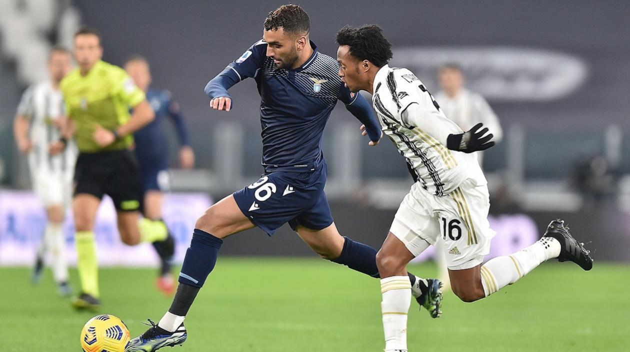 Juan Guillermo Cuadrado marca a Mohamed Fares. 