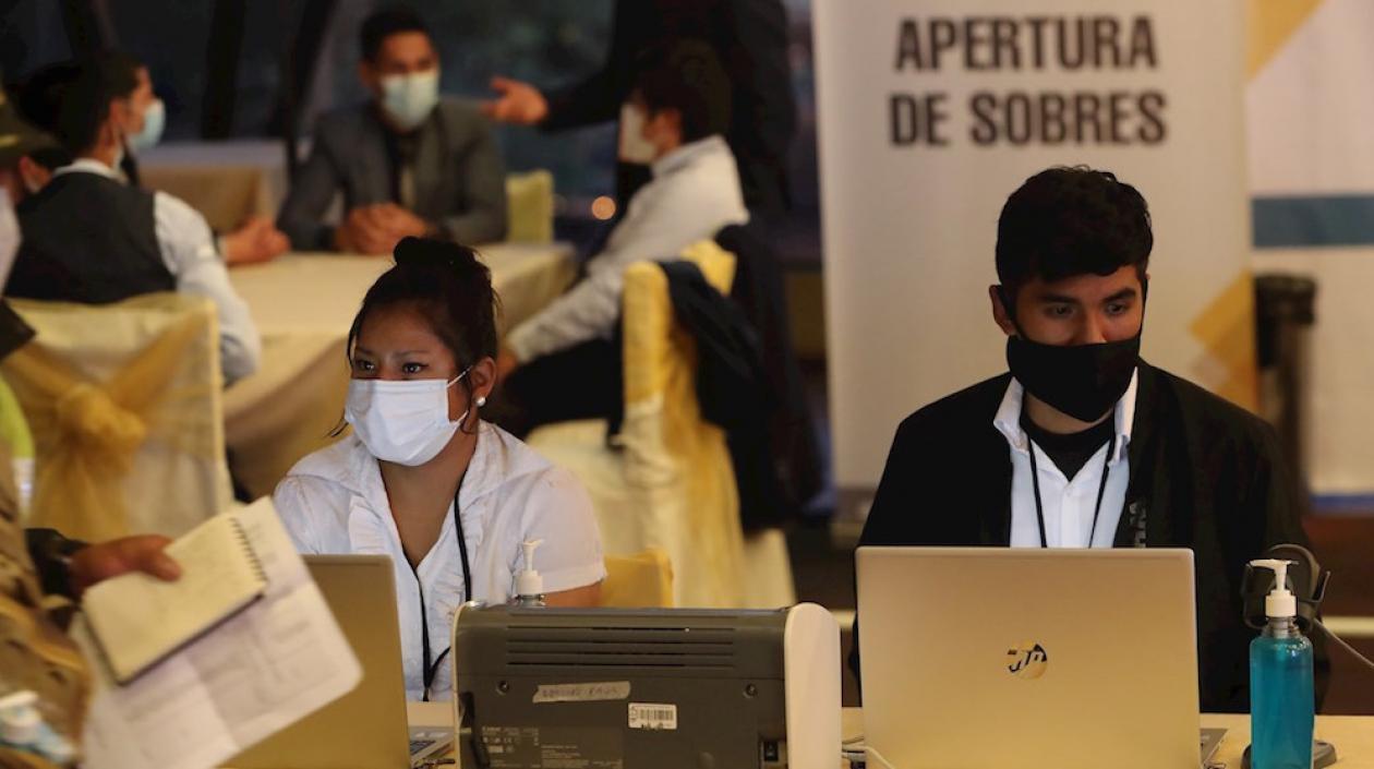 Funcionarios electorales dispuestos para el conteo de la votación.