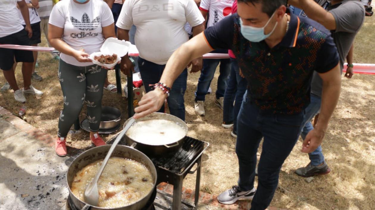 El Alcalde Carlos Ordosgoitia, en plena 'chicharronada'.