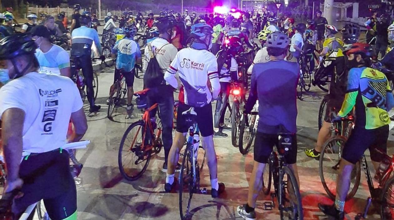 Ciclistas durante la protesta. 