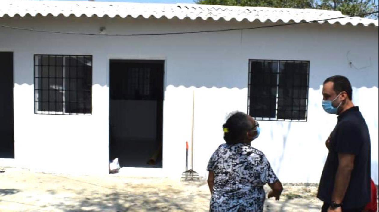 El Alcalde José Fernando Vargas con una de las beneficiarias.