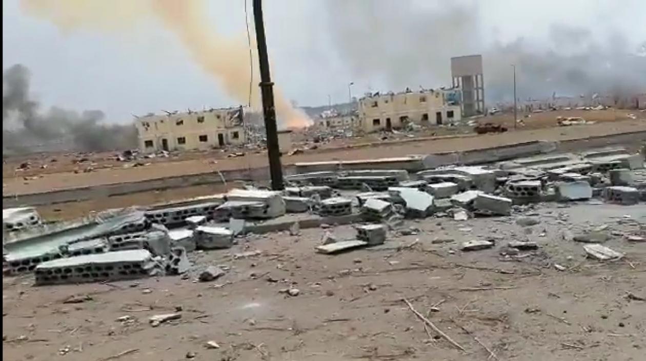 Los estallidos provocaron una enorme columna de humo y cuantiosos destrozos.