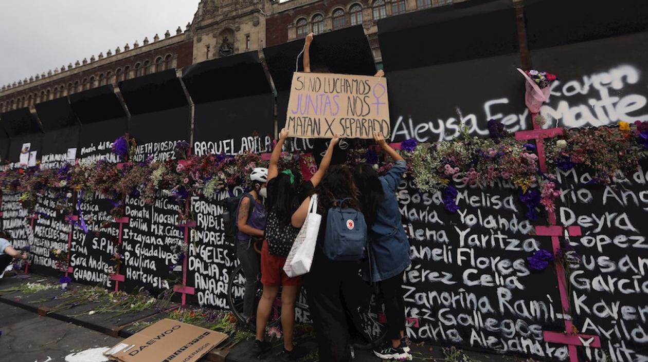 Valla frente al Palacio Presidencial de México convertido en el 'muro de la memoria'.