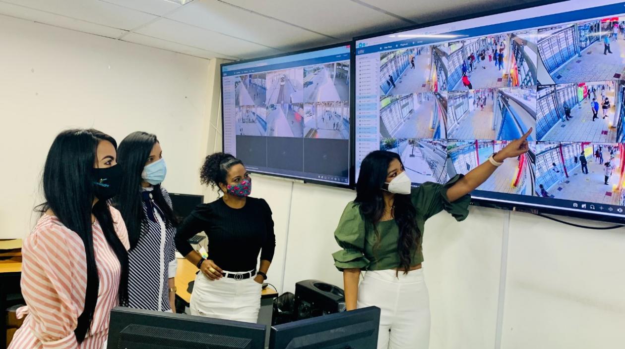 Nathalie Cotes, jefa de Programación y Modelación de Transmetro, con sus compañeras en el Centro de Control.