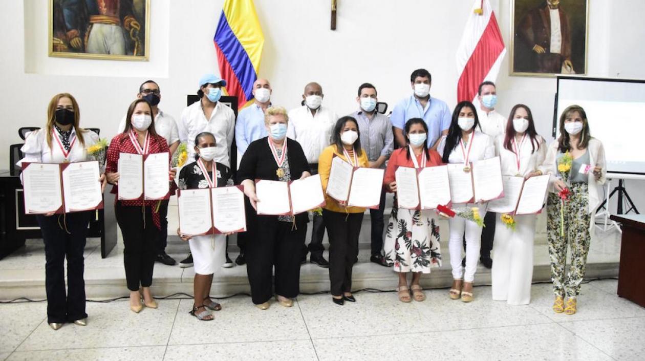 El grupo de mujeres exaltadas con algunos diputados.