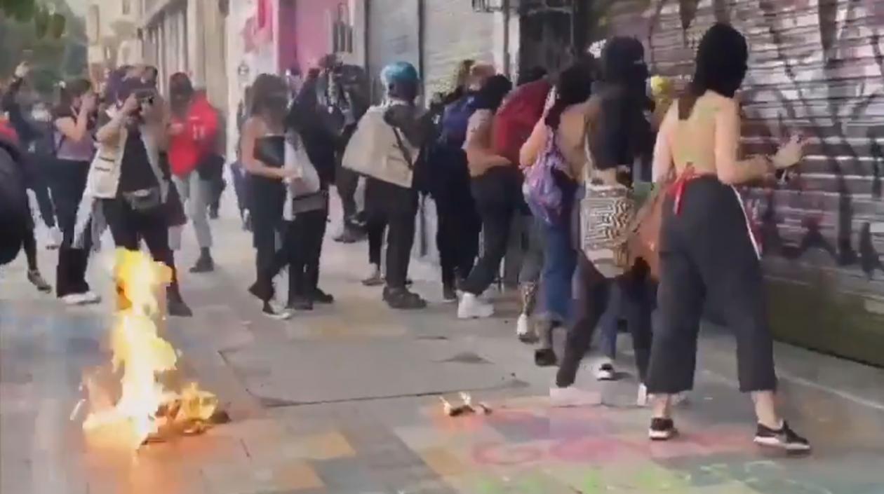Grupo de mujeres arremetiendo contra locales comerciales.