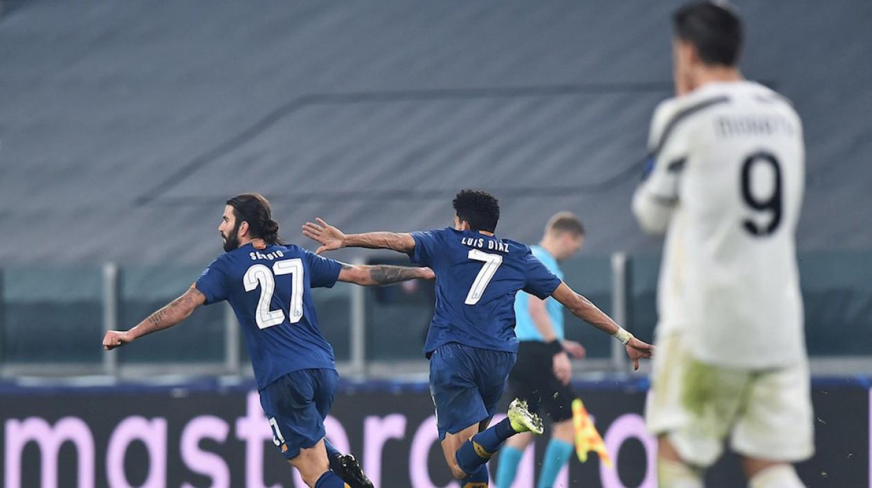 El goleador guajiro Luis Díaz celebrando con Sergio Oliveira, mientras Cristiano Ronaldo observa desconsolado.