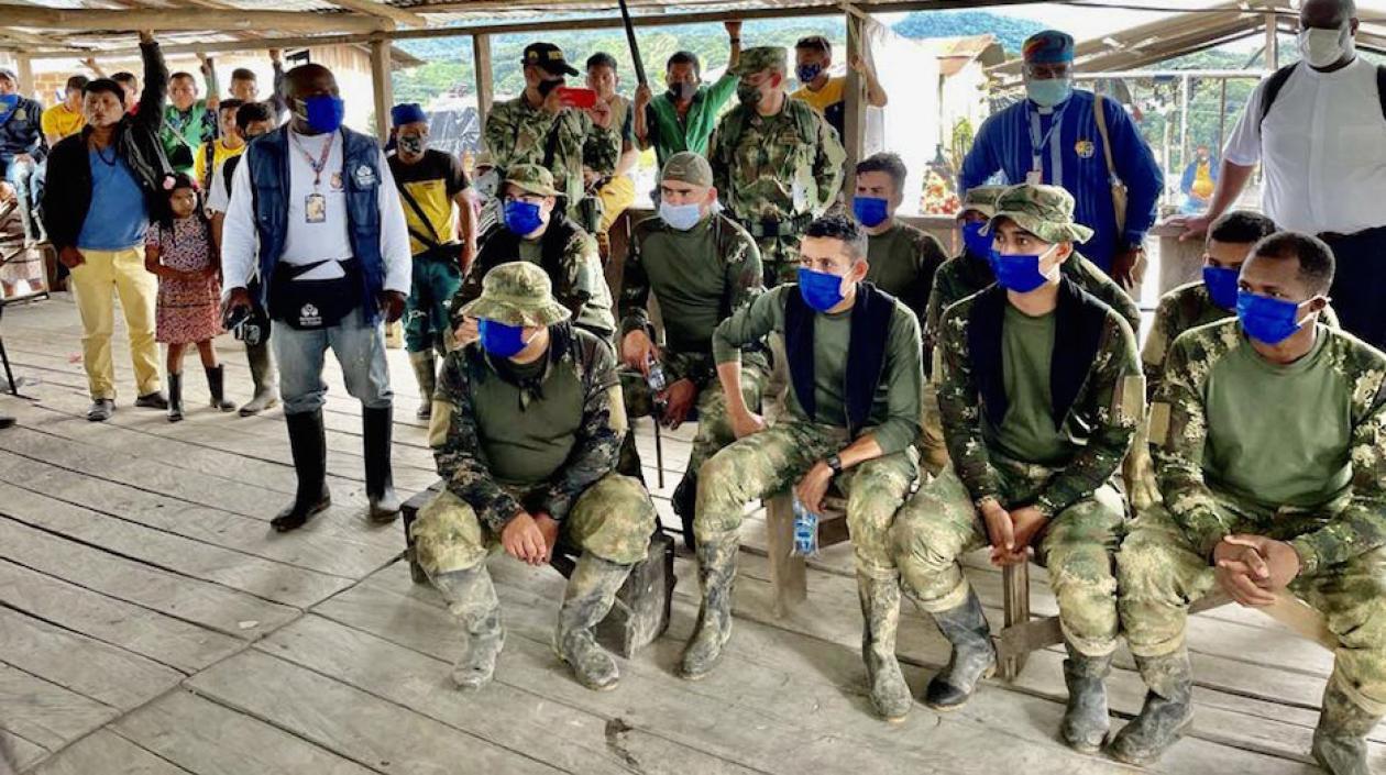 Acto de liberación de los militares retenidos por indígenas.