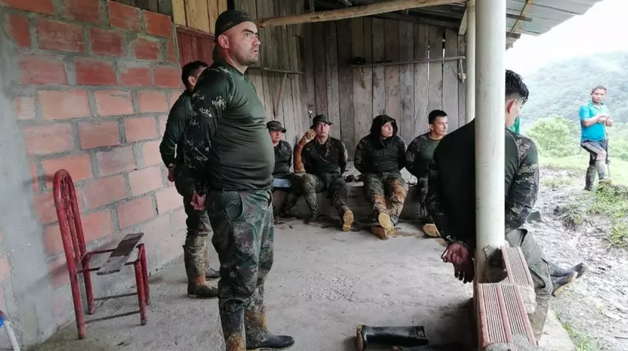 Los militares retenidos.