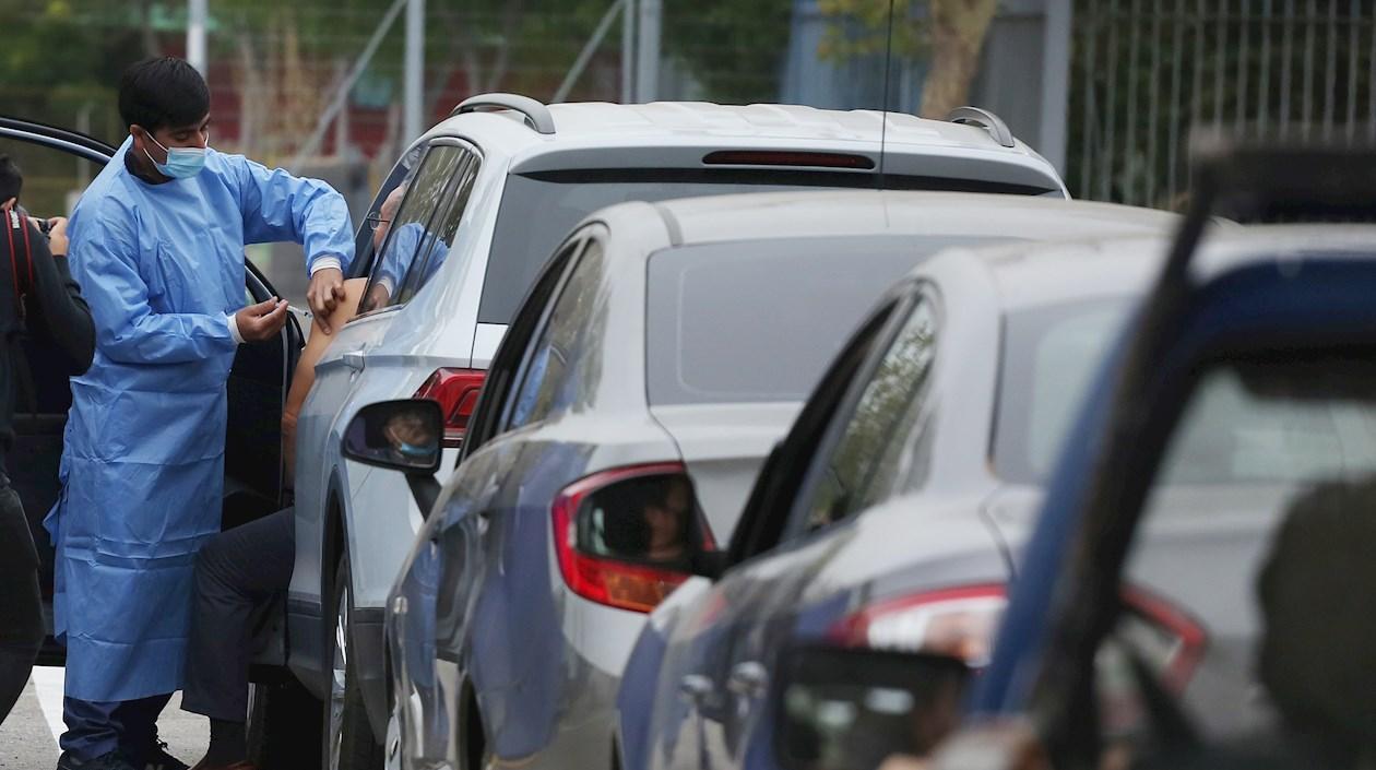 Una persona es vacunada contra el Covid-19 en su vehículo, en el Estadio Nacional de Santiago (Chile). 