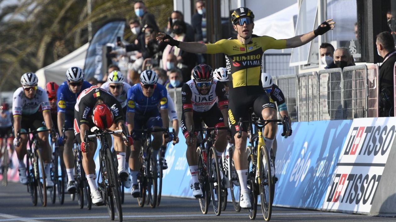 Fernando Gaviria cruza tercero por detrás de Van Aeert y Ewan. 