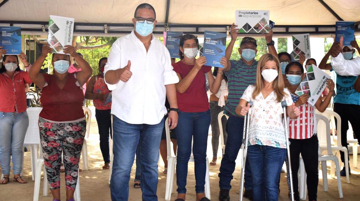El Alcalde Roberto Celedón y la Gobernadora Elsa Noguera, con un grupo de beneficiarios.