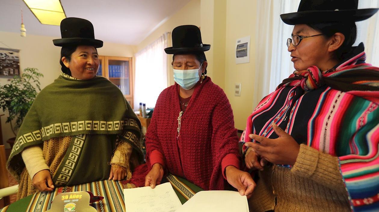 Alicia Canaviri (c), directora del Centro de Desarrollo Integral de la Mujer Aymara (CDIMA), junto a Virginia Benito (i) y Santusa Alejo (d).