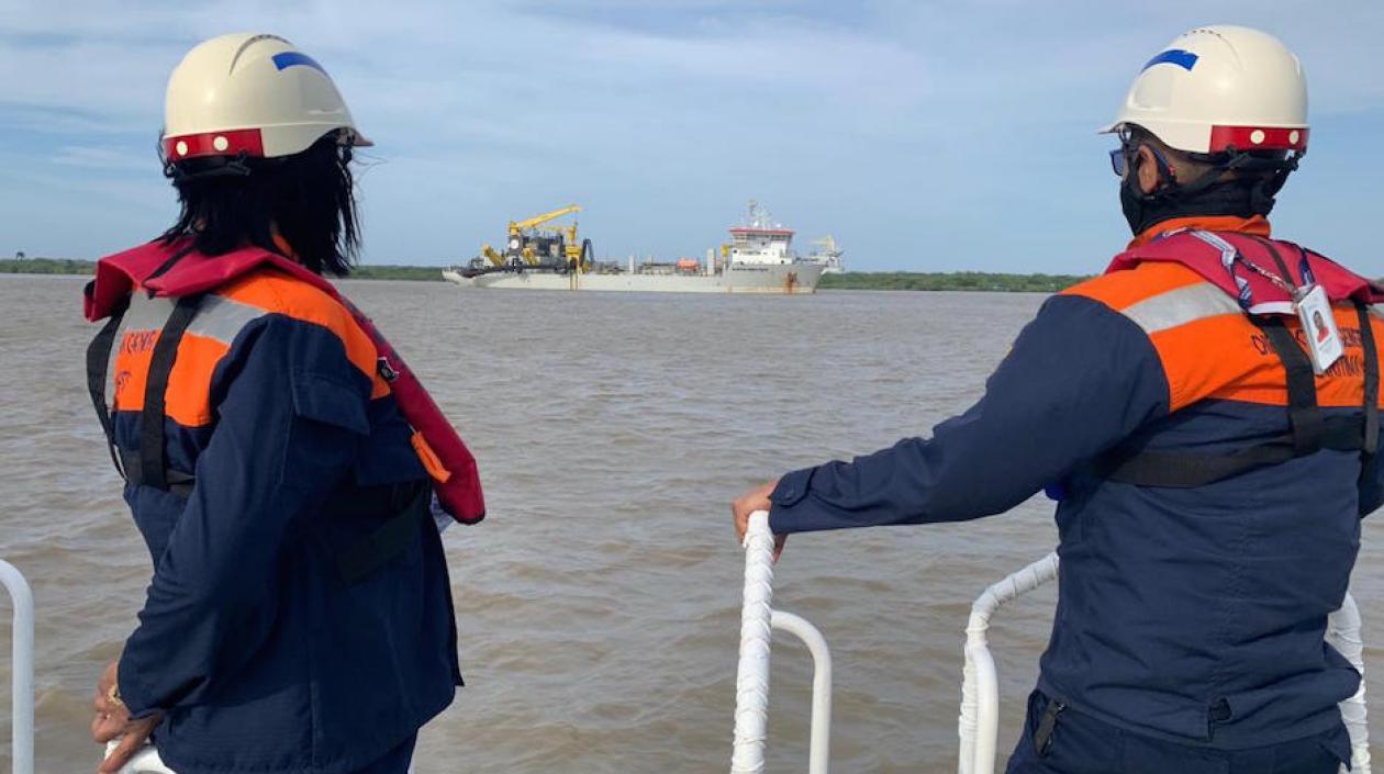 La draga 'Bartolomeu Dias' trabajando en la adecuación previa del canal.