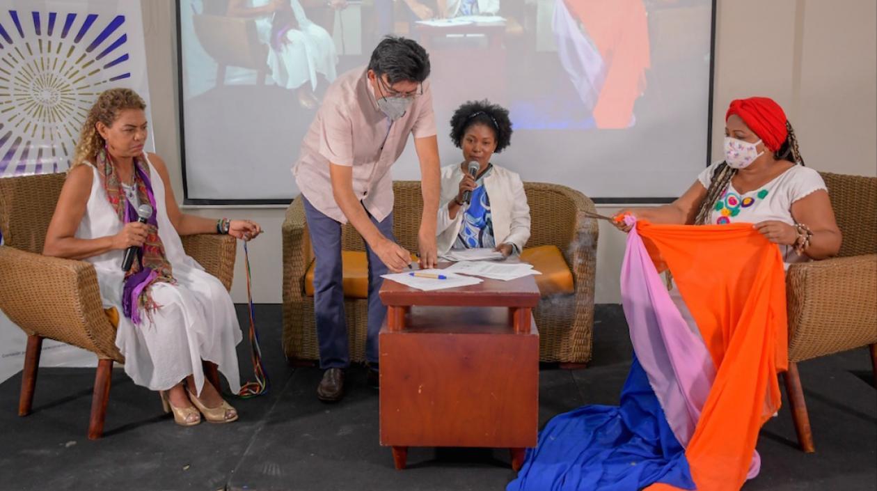 Firma del pacto por parte del Secretario del Interior, José Humberto Torres.