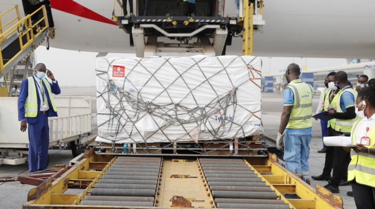 Vacunas de Covid-19 por mecanismo Covax a su llegada a Ghana.