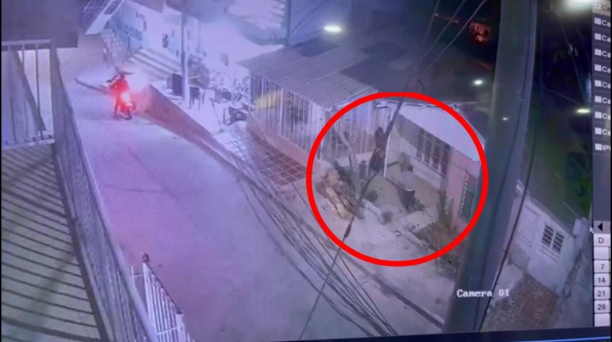 Momento del ataque sicarial en el barrio Carlos Meisel. 