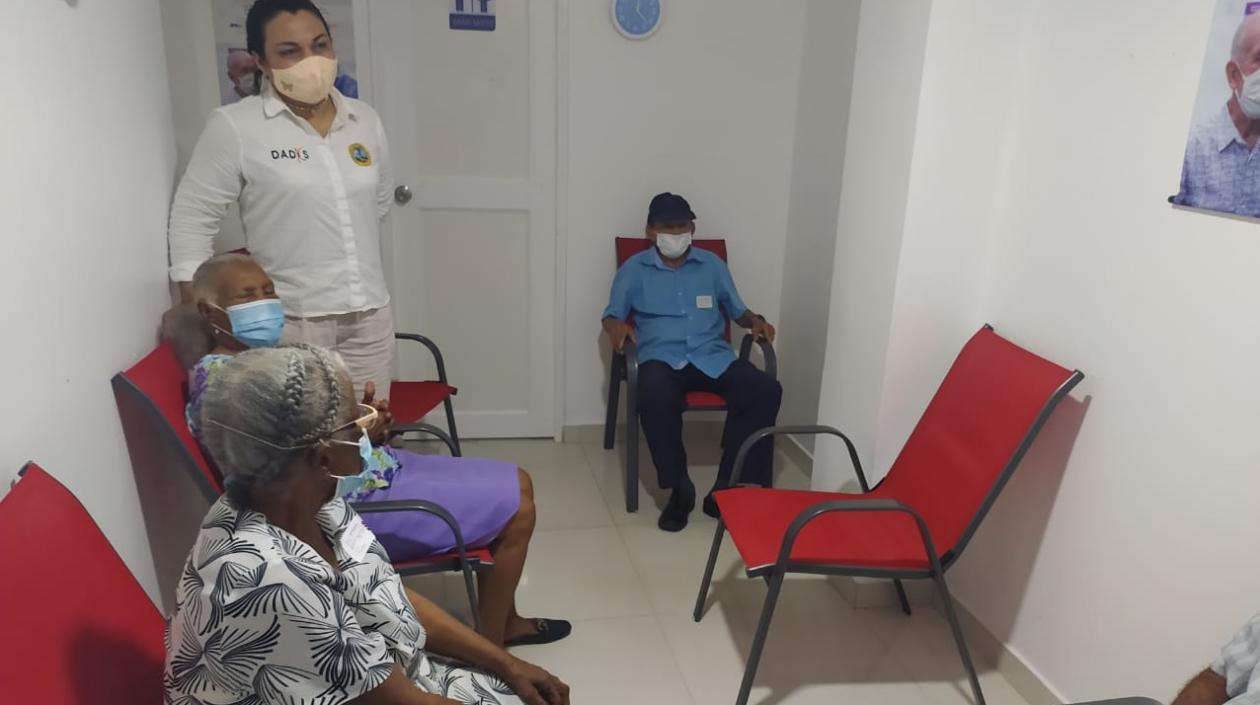 Johana Bueno, directora del Dadis, con adultos mayores próximos a vacunarse.