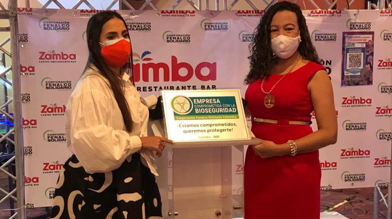 Momento de entrega de la placa.