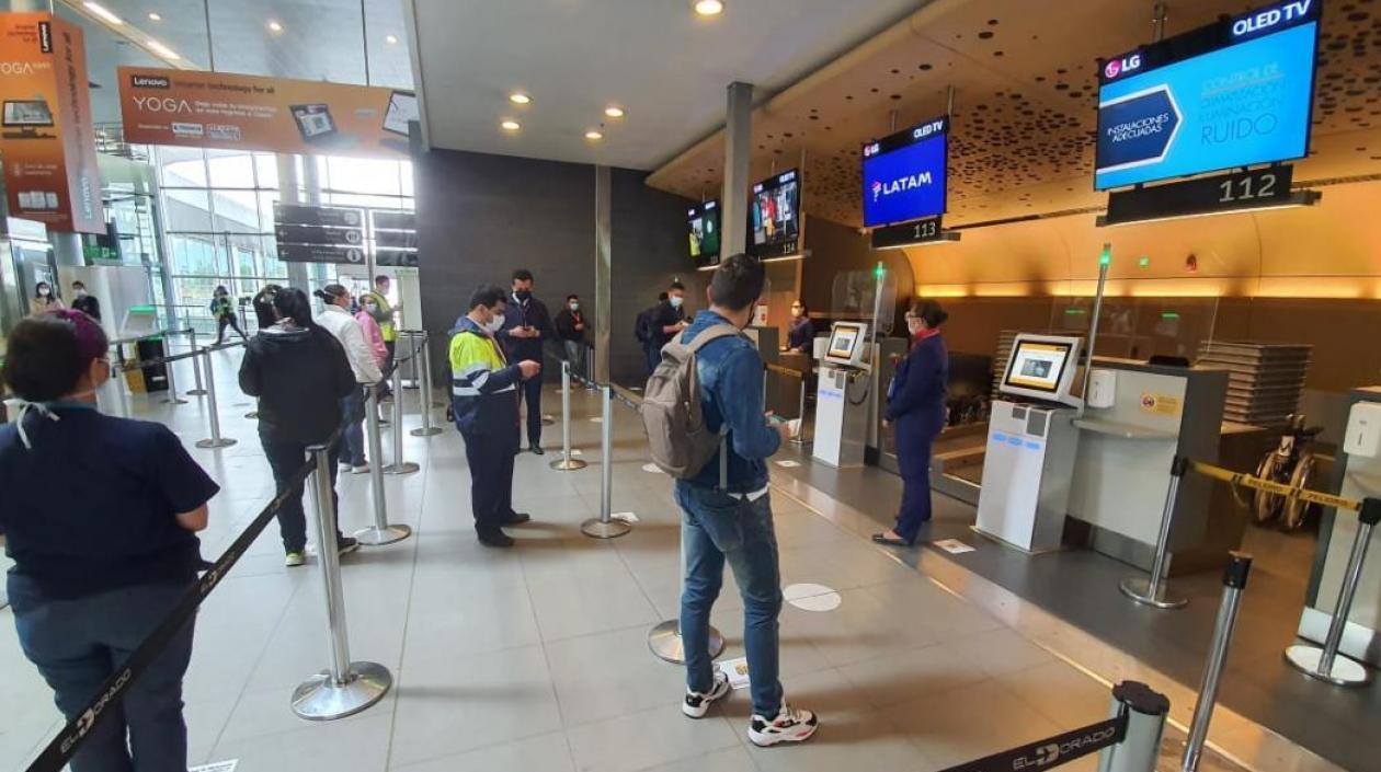 Pasajeros haciendo checking en el Aeropuerto El Dorado.