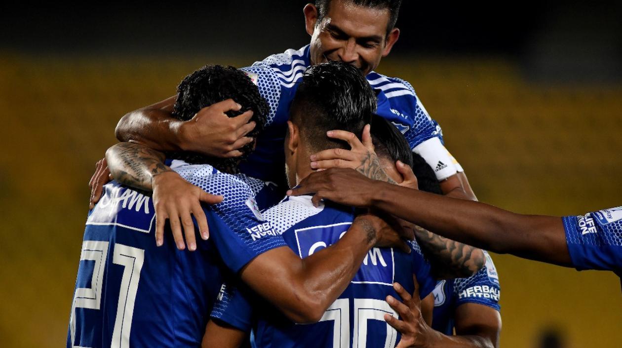 Jugadores de Millonarios celebran un gol. 