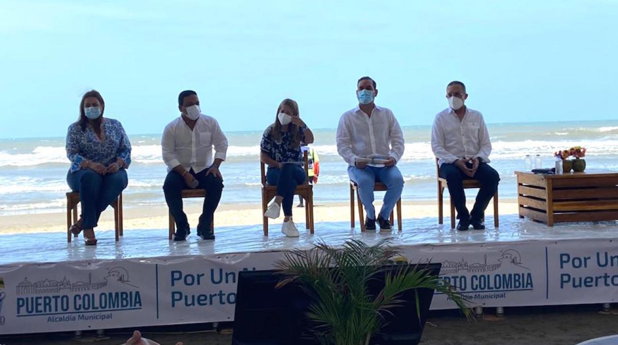 La ceremonia en la orilla del mar.