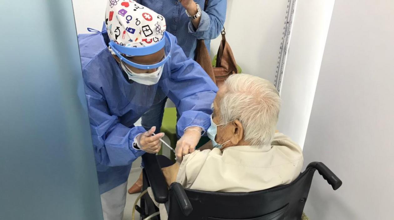 Adultos pueden vacunarse sin cita en Cartagena.