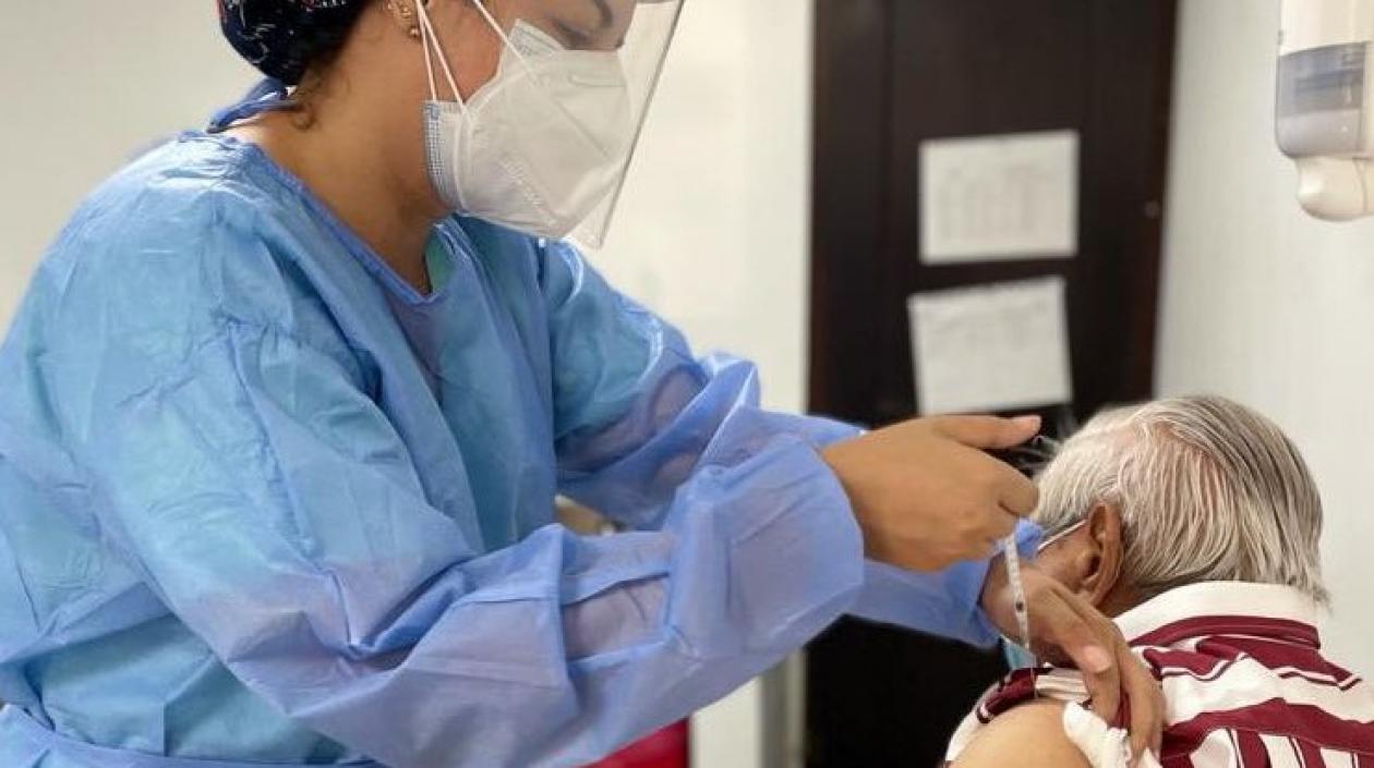 Vacunación a adultos mayores de 80 años y más sigue en Barranquilla.