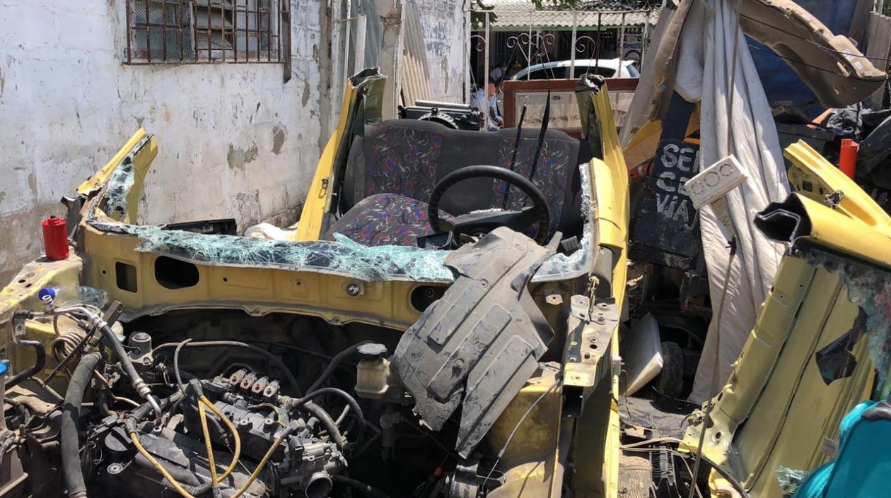 Taxi desmantelado que halló la Policía en el barrio Santa María. 