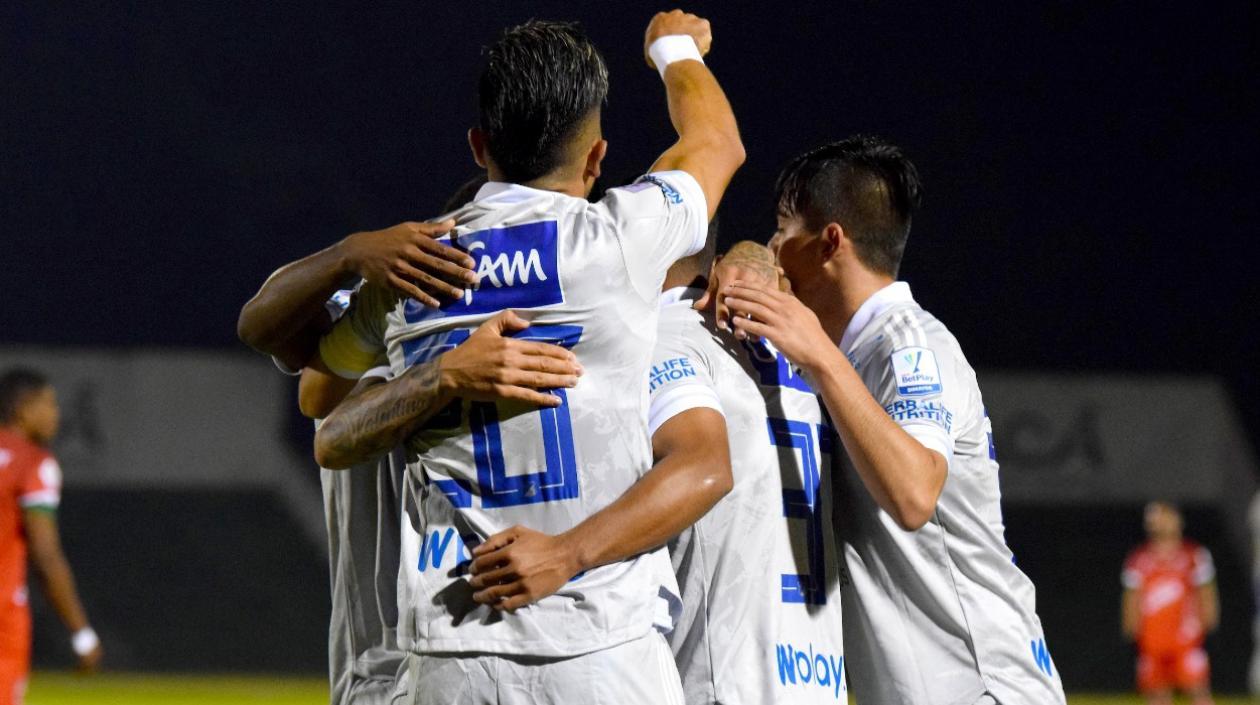 Jugadores de Millonarios celebran un gol. 